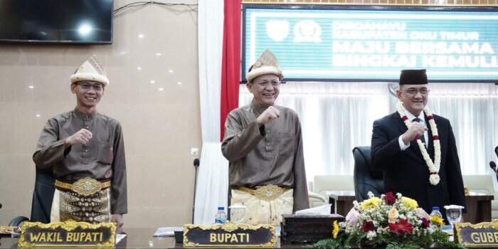 Foto dari kiri : Yudha(Wakil Bupati), Lanosin(Bupati),