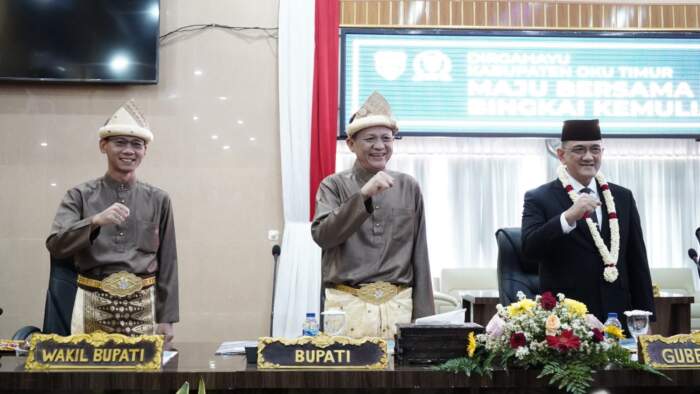 Foto dari kiri : Yudha(Wakil Bupati), Lanosin(Bupati),